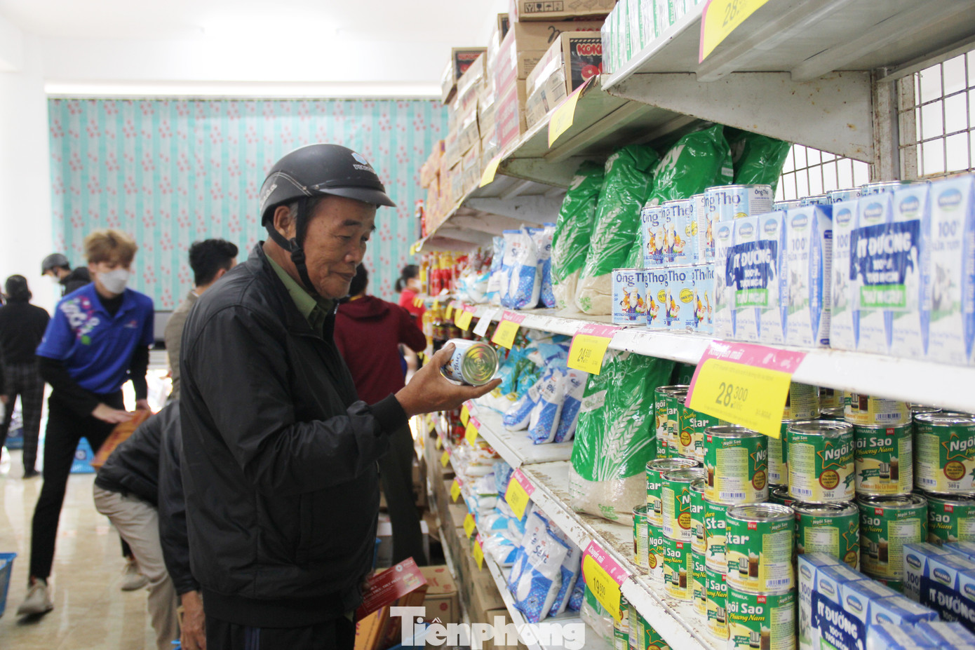 Siêu thị lưu động do Hội Chữ thập đỏ TP Đà Nẵng tổ chức nhằm triển khai Khoản viện trợ phi dự án “Cứu trợ người dân bị ảnh hưởng do mưa lũ tại thành phố Đà Nẵng”, với tổng trị giá gần 6,8 tỷ đồng. Siêu thị lưu động do Hội Chữ thập đỏ TP Đà Nẵng tổ chức nhằm triển khai Khoản viện trợ phi dự án “Cứu trợ người dân bị ảnh hưởng do mưa lũ tại thành phố Đà Nẵng”, với tổng trị giá gần 6,8 tỷ đồng.