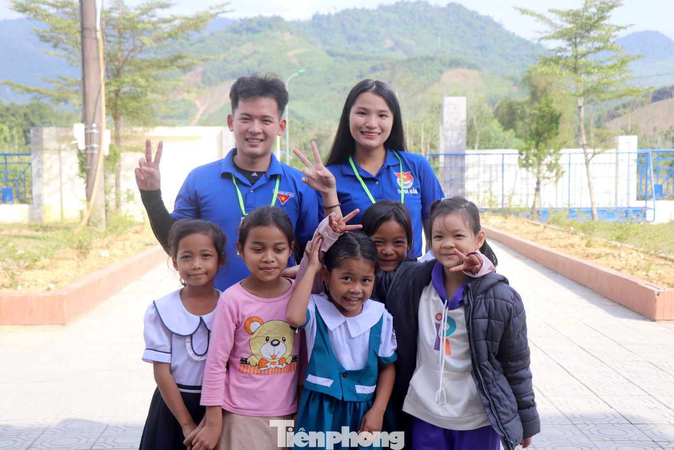 Cuối tuần qua (từ ngày 13/1 đến ngày 14/1), Đoàn trường ĐH Thể dục Thể thao Đà Nẵng đã mang "Xuân yêu thương" đến với các hoàn cảnh khó khăn ở xã Thượng Long (huyện Nam Đông, tỉnh Thừa Thiên Huế).