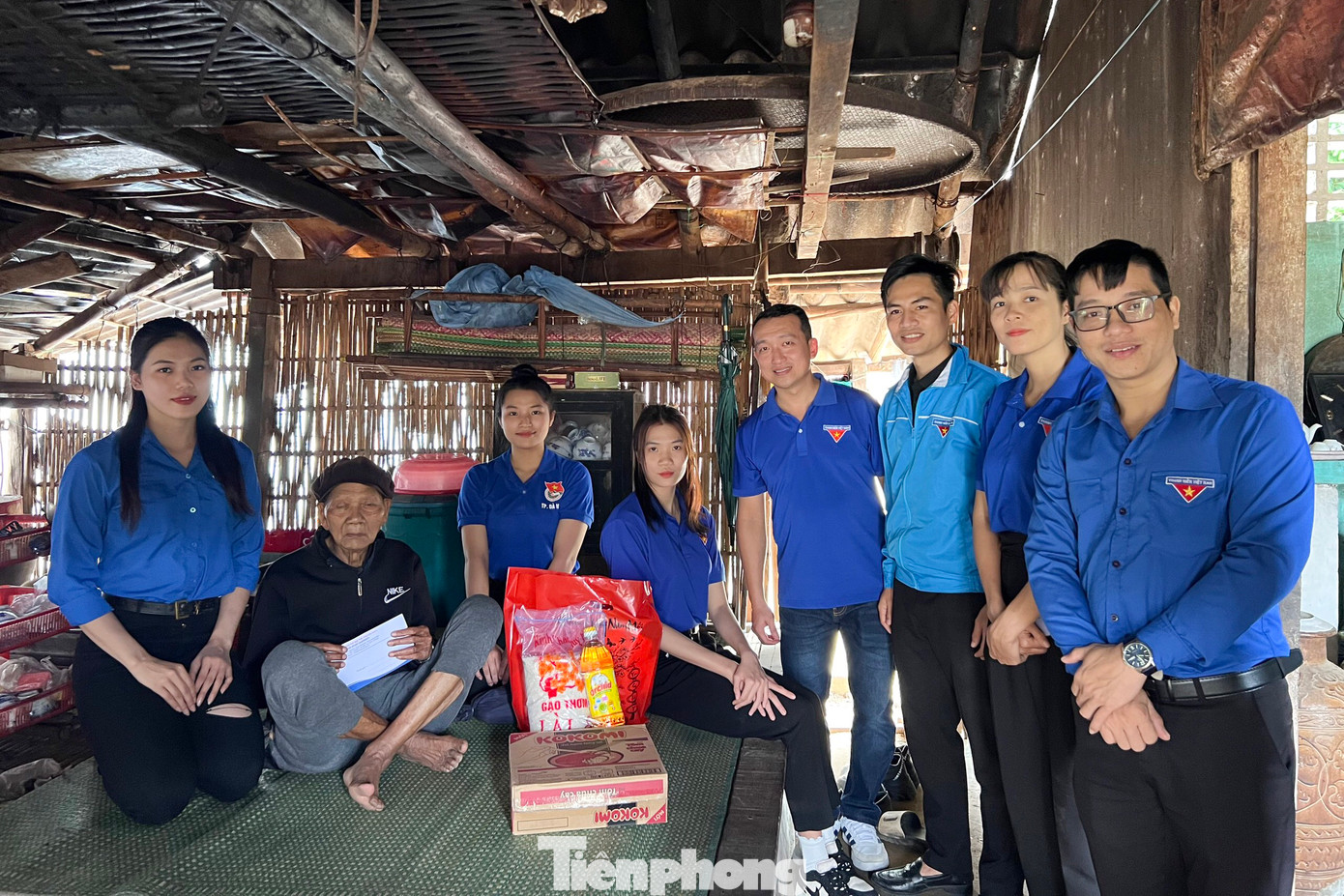 Được biết, nguồn lực để tổ chức chương trình Xuân yêu thương đến từ sự ủng hộ, chia sẻ của các cá nhân, tổ chức, doanh nghiệp. Bên cạnh đó, các sinh viên của trường cũng tổ chức bán hàng gây quỹ tình nguyện.