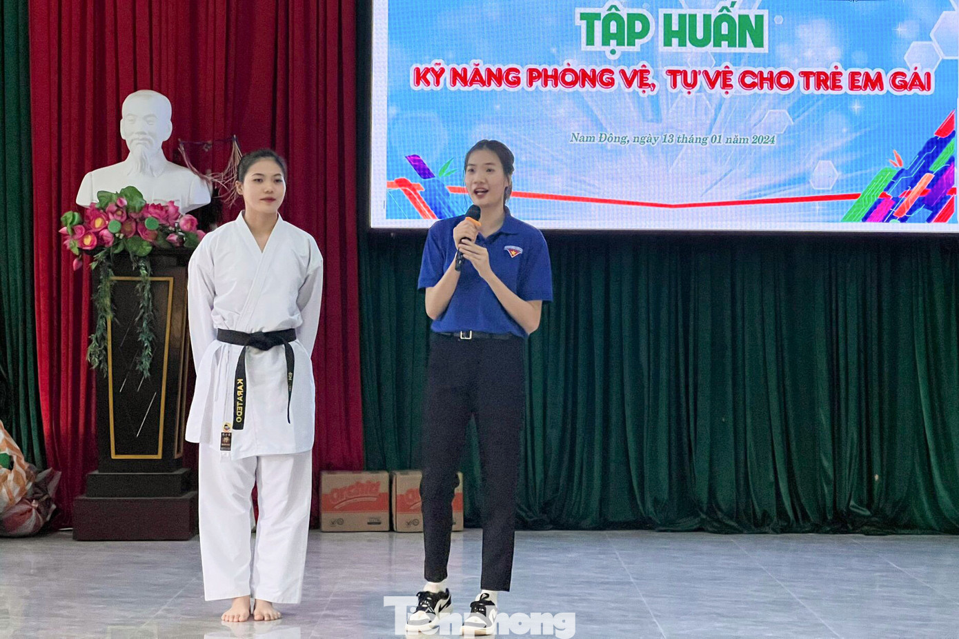 Ngoài ra, đoàn tình nguyện cũng trao tặng 120 suất quà cho các hộ dân và học sinh trị giá 500.000 đồng/suất; trao tặng 10 suất quà cho các hộ gia đình có hoàn cảnh khó khăn và thăm, tặng quà cho 2 hộ gia đình chính sách đặc biệt khó khăn trên địa bàn.