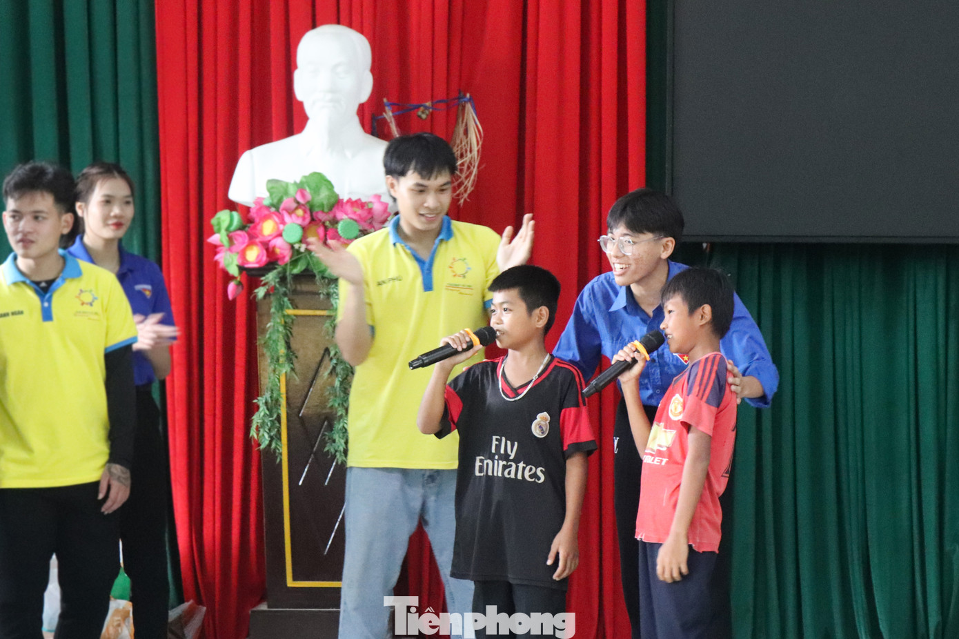 Trong nội dung kỹ năng phòng vệ, tự vệ, các em nhỏ hào hứng lắng nghe các thầy cô giảng về các tình huống nguy hiểm, các thế võ có thể sử dụng để dễ dàng tự vệ khi gặp nguy hiểm.