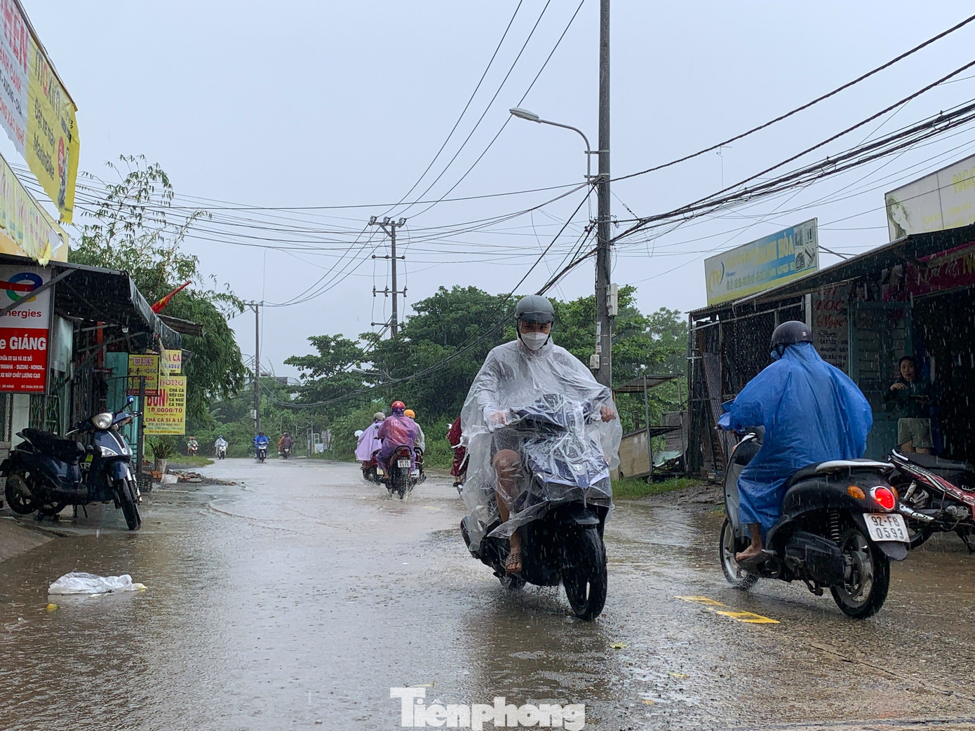 Sáng nay (15/10), Đà Nẵng tạnh mưa, nước rút mạnh. Tuy nhiên đến trưa, trời bắt đầu mưa lớn trở lại. Hàng loạt nhà dân vẫn bị nước bủa vây. (Ảnh: Duy Quốc)