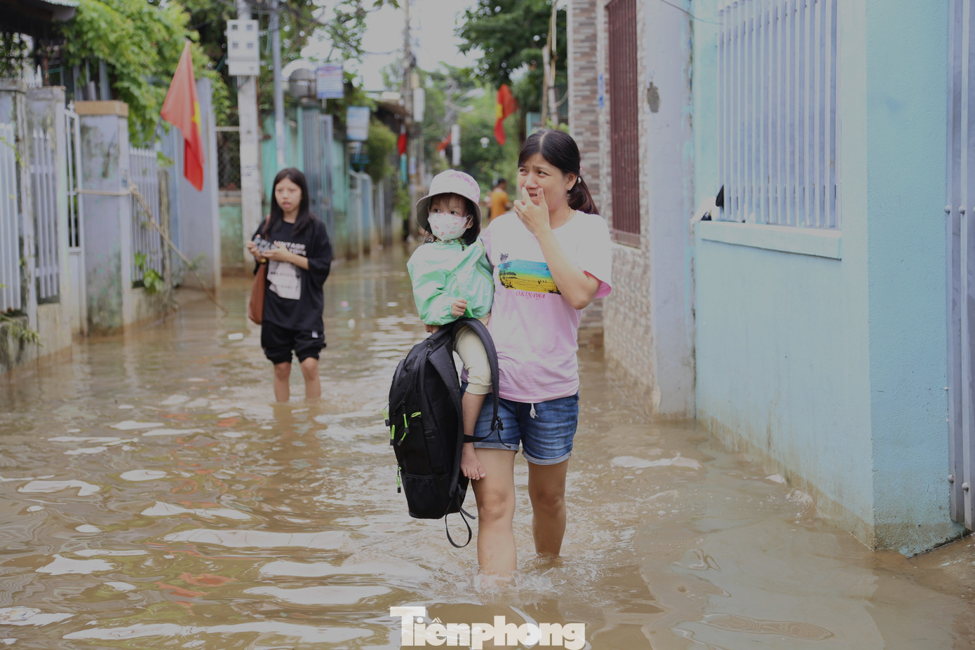 Sáng nay, nhiều người dân sống trong các kiệt, hẻm trên đường Mẹ Suốt quay về lấy đồ rồi tiếp tục đi tá túc vì nước chưa chịu rút. Nhiều hộ phó mặc tài sản ngâm trong nước, trong bùn vì nhà vẫn còn ngập cao.