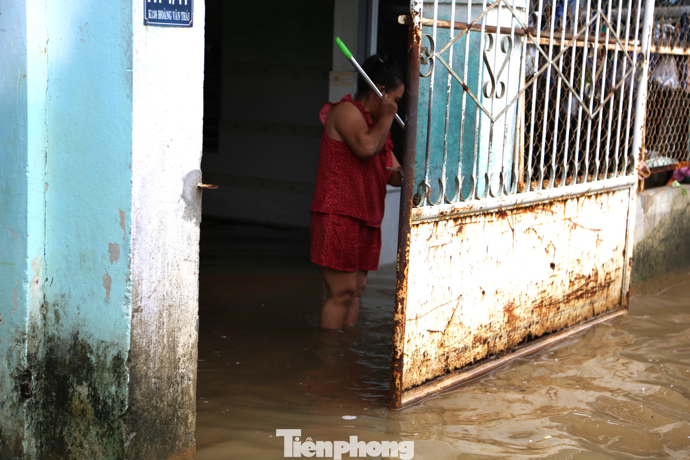 Nước vẫn "ở lì" trong nhà dân. Tranh thủ nước đã rút dần, người dân tất bật dọn dẹp, quét bùn đóng trong nhà, lau rửa vật dụng, đồ điện lạnh đã ngâm nước lụt 2 hôm. (Ảnh: Giang Thanh)
