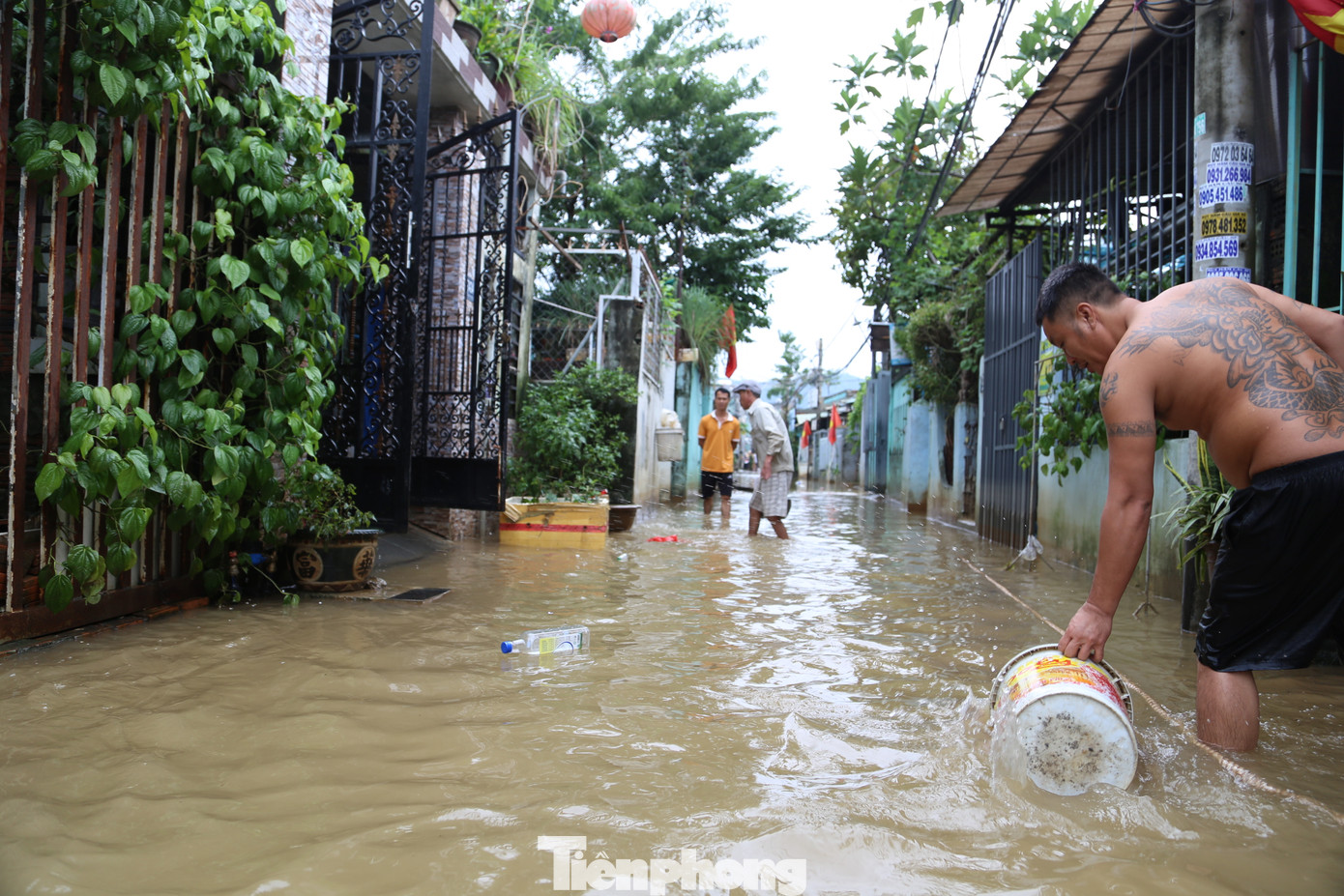 Nhiều khu dân cư vẫn đang chống chọi với ngập. Dự báo trong những ngày tới Đà Nẵng tiếp tục có mưa to, mưa rất to và dông. Tổng lượng mưa phổ biến 200-400 mm, có nơi trên 500mm. Trên sông Vu Gia và các sông thuộc TP Đà Nẵng khả năng xuất hiện một đợt lũ. Nhiều khu dân cư vẫn đang chống chọi với ngập. Dự báo trong những ngày tới Đà Nẵng tiếp tục có mưa to, mưa rất to và dông. Tổng lượng mưa phổ biến 200-400 mm, có nơi trên 500mm. Trên sông Vu Gia và các sông thuộc TP Đà Nẵng khả năng xuất hiện một đợt lũ.