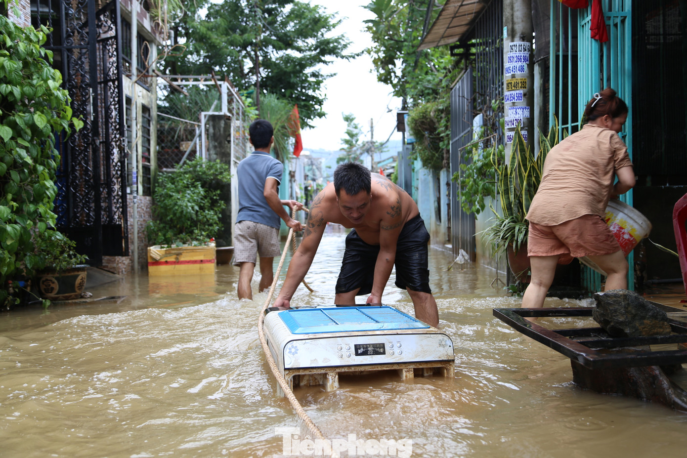 Đây là ngày thứ 3 người dân ở "rốn lũ" trên đường Mẹ Suốt (phường Hòa Khánh Nam, quận Liên Chiểu) chống chọi với ngập lụt.