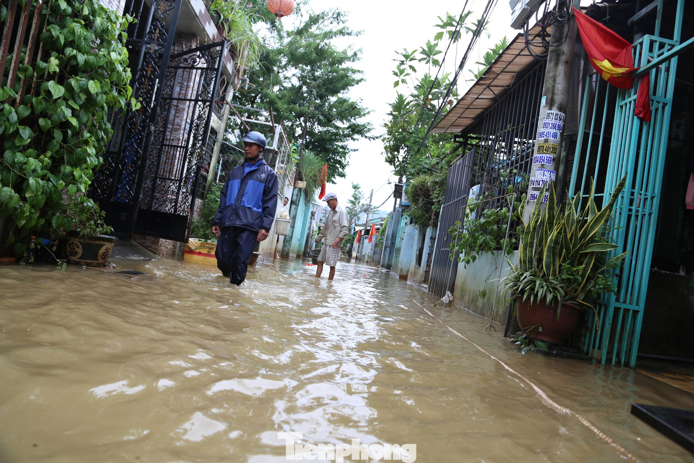 Nhiều khu dân cư vẫn đang chống chọi với ngập. Dự báo trong những ngày tới Đà Nẵng tiếp tục có mưa to, mưa rất to và dông. Tổng lượng mưa phổ biến 200-400 mm, có nơi trên 500mm. Trên sông Vu Gia và các sông thuộc TP Đà Nẵng khả năng xuất hiện một đợt lũ. Nhiều khu dân cư vẫn đang chống chọi với ngập. Dự báo trong những ngày tới Đà Nẵng tiếp tục có mưa to, mưa rất to và dông. Tổng lượng mưa phổ biến 200-400 mm, có nơi trên 500mm. Trên sông Vu Gia và các sông thuộc TP Đà Nẵng khả năng xuất hiện một đợt lũ.