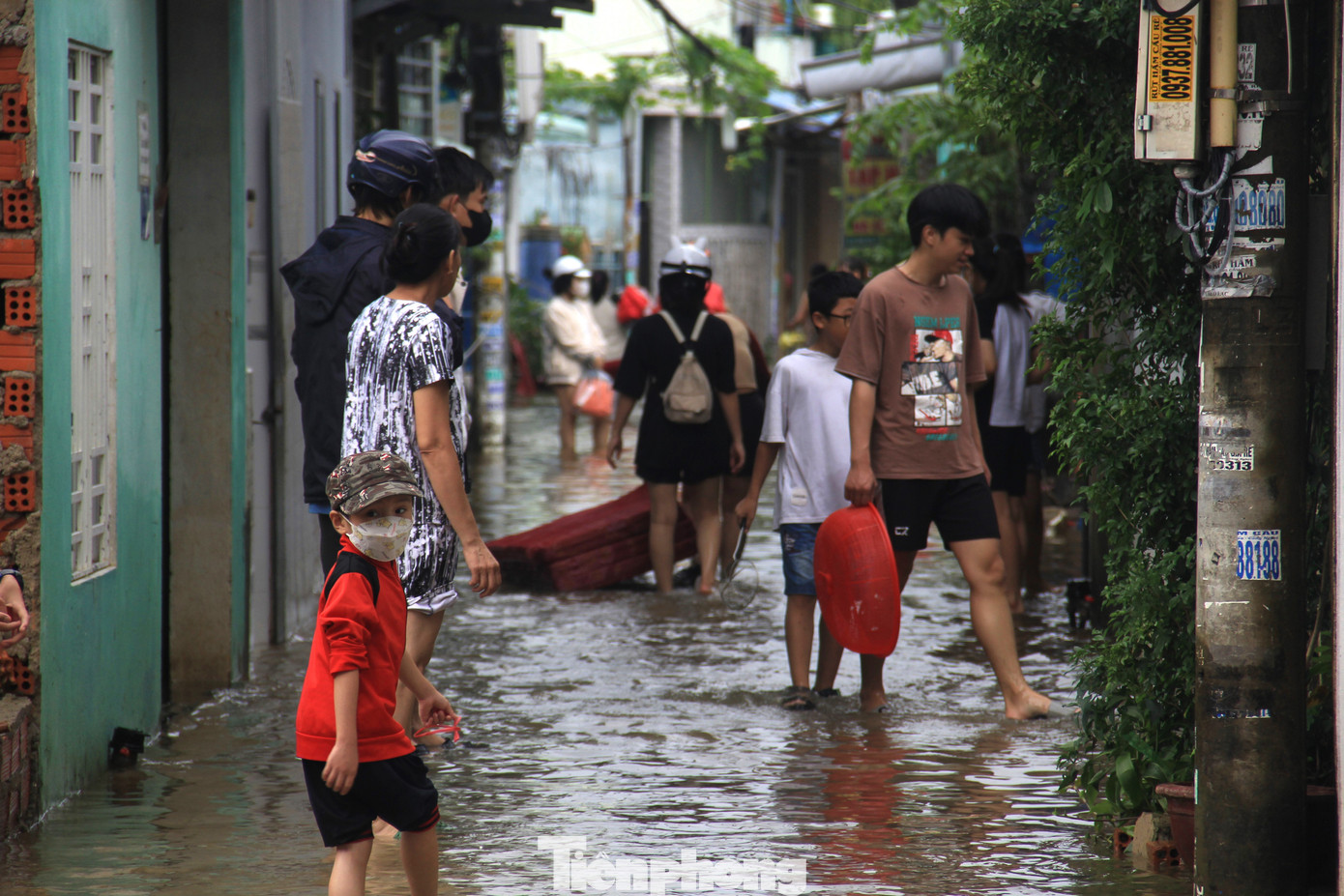 Nhiều khu dân cư vẫn đang chống chọi với ngập. Dự báo trong những ngày tới Đà Nẵng tiếp tục có mưa to, mưa rất to và dông. Tổng lượng mưa phổ biến 200-400 mm, có nơi trên 500mm. Trên sông Vu Gia và các sông thuộc TP Đà Nẵng khả năng xuất hiện một đợt lũ. Nhiều khu dân cư vẫn đang chống chọi với ngập. Dự báo trong những ngày tới Đà Nẵng tiếp tục có mưa to, mưa rất to và dông. Tổng lượng mưa phổ biến 200-400 mm, có nơi trên 500mm. Trên sông Vu Gia và các sông thuộc TP Đà Nẵng khả năng xuất hiện một đợt lũ.