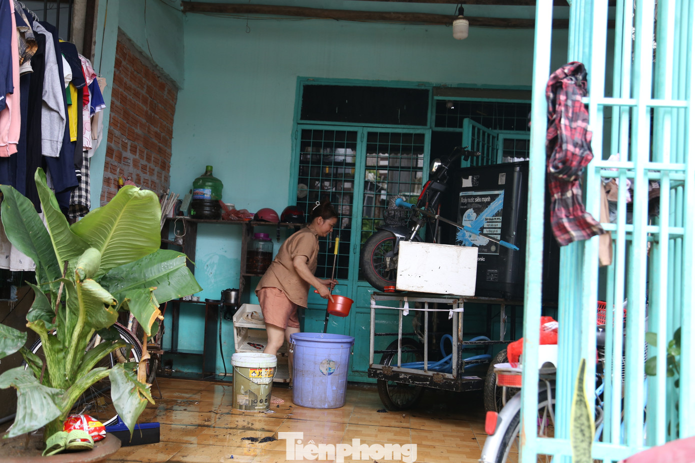 Đây là ngày thứ 3 người dân ở "rốn lũ" trên đường Mẹ Suốt (phường Hòa Khánh Nam, quận Liên Chiểu) chống chọi với ngập lụt.