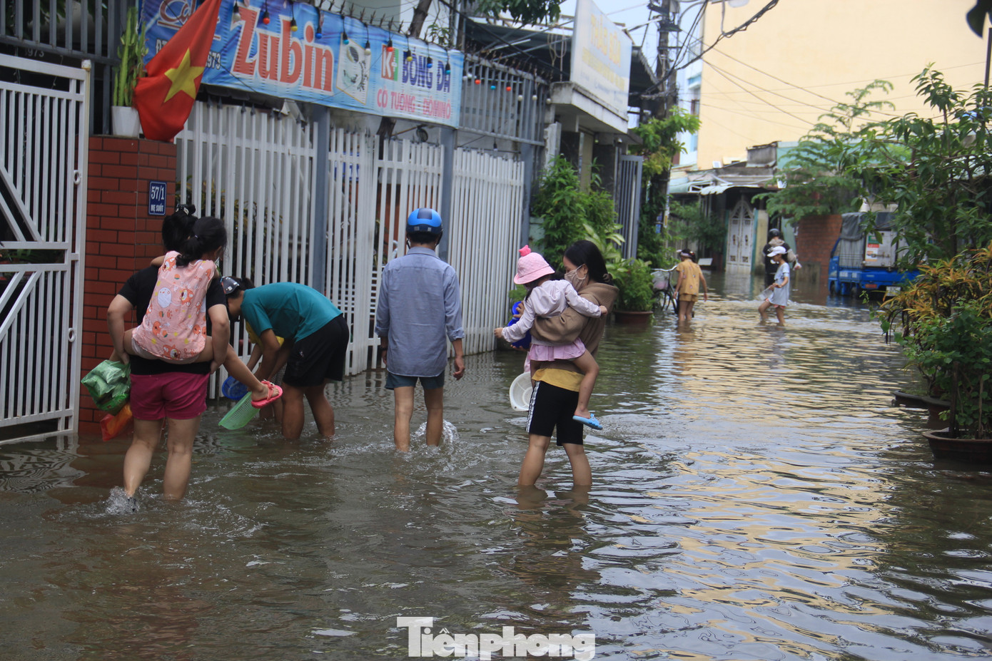 Nhiều khu dân cư vẫn đang chống chọi với ngập. Dự báo trong những ngày tới Đà Nẵng tiếp tục có mưa to, mưa rất to và dông. Tổng lượng mưa phổ biến 200-400 mm, có nơi trên 500mm. Trên sông Vu Gia và các sông thuộc TP Đà Nẵng khả năng xuất hiện một đợt lũ. Nhiều khu dân cư vẫn đang chống chọi với ngập. Dự báo trong những ngày tới Đà Nẵng tiếp tục có mưa to, mưa rất to và dông. Tổng lượng mưa phổ biến 200-400 mm, có nơi trên 500mm. Trên sông Vu Gia và các sông thuộc TP Đà Nẵng khả năng xuất hiện một đợt lũ.