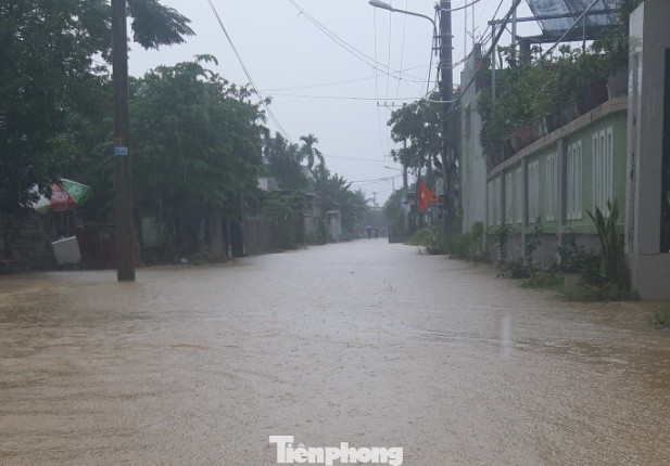 Nhiều tuyến đường ở huyện Hòa Vang hóa thành sông. Tại khu vực Khe Cạn, một số kiệt ở đường Hà Huy Tập (quận Thanh Khê) nước vẫn chưa rút hết.