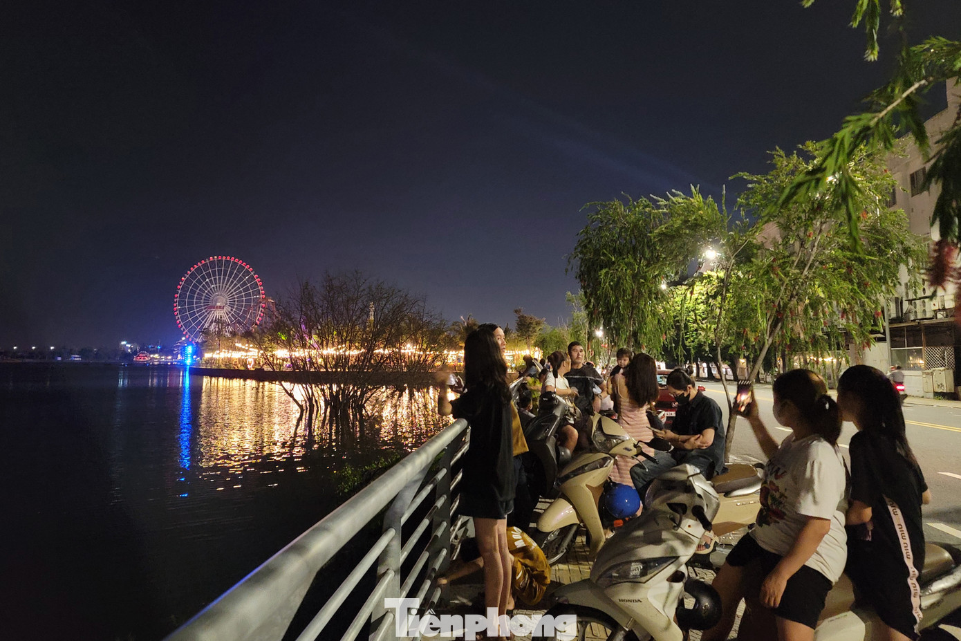 Từ 20h30 đến 21h, ở khu vực đường Bạch Đằng nối dài (đoạn giữa cầu Trần Thị Lý và Quảng trường 29 tháng 3, quận Hải Châu), rất đông người dân và du khách tập trung trên vỉa hè để chờ đợi màn trình diễn pháo hoa. Ảnh: Giang Thanh. Từ 20h30 đến 21h, ở khu vực đường Bạch Đằng nối dài (đoạn giữa cầu Trần Thị Lý và Quảng trường 29 tháng 3, quận Hải Châu), rất đông người dân và du khách tập trung trên vỉa hè để chờ đợi màn trình diễn pháo hoa. Ảnh: Giang Thanh.