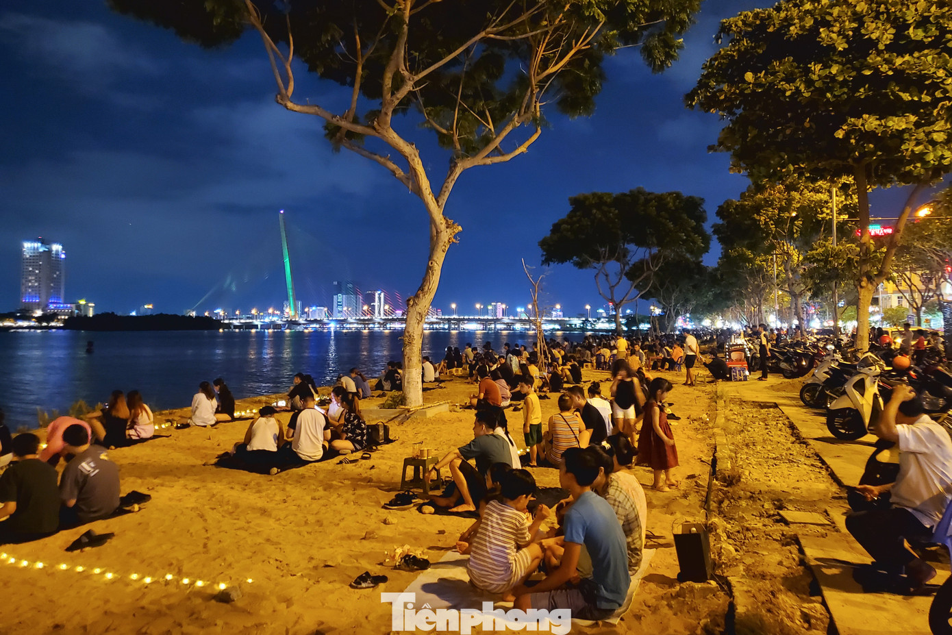 Những dãy hàng quán nước mía, cà phê cóc... mọc lên như nấm dọc bờ Đông sông Hàn để phục vụ nhu cầu xem pháo hoa hàng đêm của người dân và du khách. Những dãy hàng quán nước mía, cà phê cóc... mọc lên như nấm dọc bờ Đông sông Hàn để phục vụ nhu cầu xem pháo hoa hàng đêm của người dân và du khách.