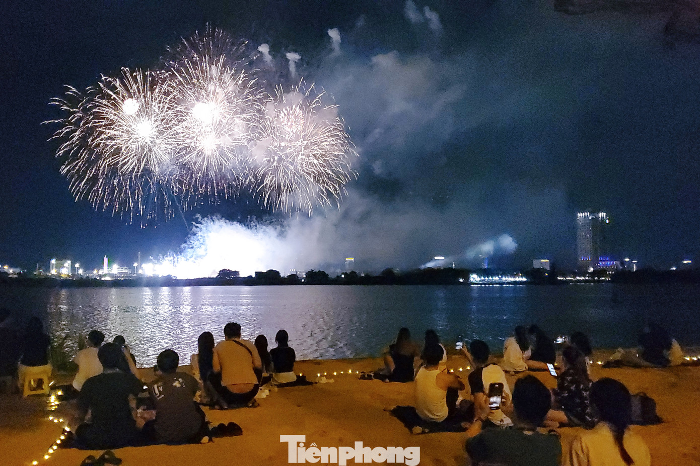 Màn trình diễn pháo hoa diễn ra trong khoảng 10 phút, bắt đầu từ khoảng 21h10 đến 21h30 mỗi đêm, không cố định. Để có chỗ đẹp, nhiều người có mặt ở khu vực bờ sông trước đó 30 phút đến một tiếng. Màn trình diễn pháo hoa diễn ra trong khoảng 10 phút, bắt đầu từ khoảng 21h10 đến 21h30 mỗi đêm, không cố định. Để có chỗ đẹp, nhiều người có mặt ở khu vực bờ sông trước đó 30 phút đến một tiếng.