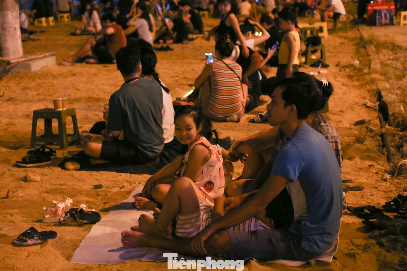 Nhiều cặp đôi, các gia đình trẻ chọn dịch vụ ngồi bệt, thưởng thức một cốc cà phê hay nước uống để chờ đợi màn trình diễn pháo hoa. Cùng bạn bè có mặt từ sớm, cùng ăn uống, trò chuyện, anh Nguyễn Hoàng Long (quận Cẩm Lệ, Đà Nẵng) cho biết đã nghe nói về màn trình diễn này từ lâu nhưng nay mới có dịp sắp xếp đi xem. "Thực sự rất ấn tượng khi pháo hoa trên sông Hàn trở thành một sản phẩm du lịch hằng đêm, người dân và du khách có thể xem bất kỳ ngày nào trong tuần", anh Long chia sẻ. Nhiều cặp đôi, các gia đình trẻ chọn dịch vụ ngồi bệt, thưởng thức một cốc cà phê hay nước uống để chờ đợi màn trình diễn pháo hoa. Cùng bạn bè có mặt từ sớm, cùng ăn uống, trò chuyện, anh Nguyễn Hoàng Long (quận Cẩm Lệ, Đà Nẵng) cho biết đã nghe nói về màn trình diễn này từ lâu nhưng nay mới có dịp sắp xếp đi xem. "Thực sự rất ấn tượng khi pháo hoa trên sông Hàn trở thành một sản phẩm du lịch hằng đêm, người dân và du khách có thể xem bất kỳ ngày nào trong tuần", anh Long chia sẻ.