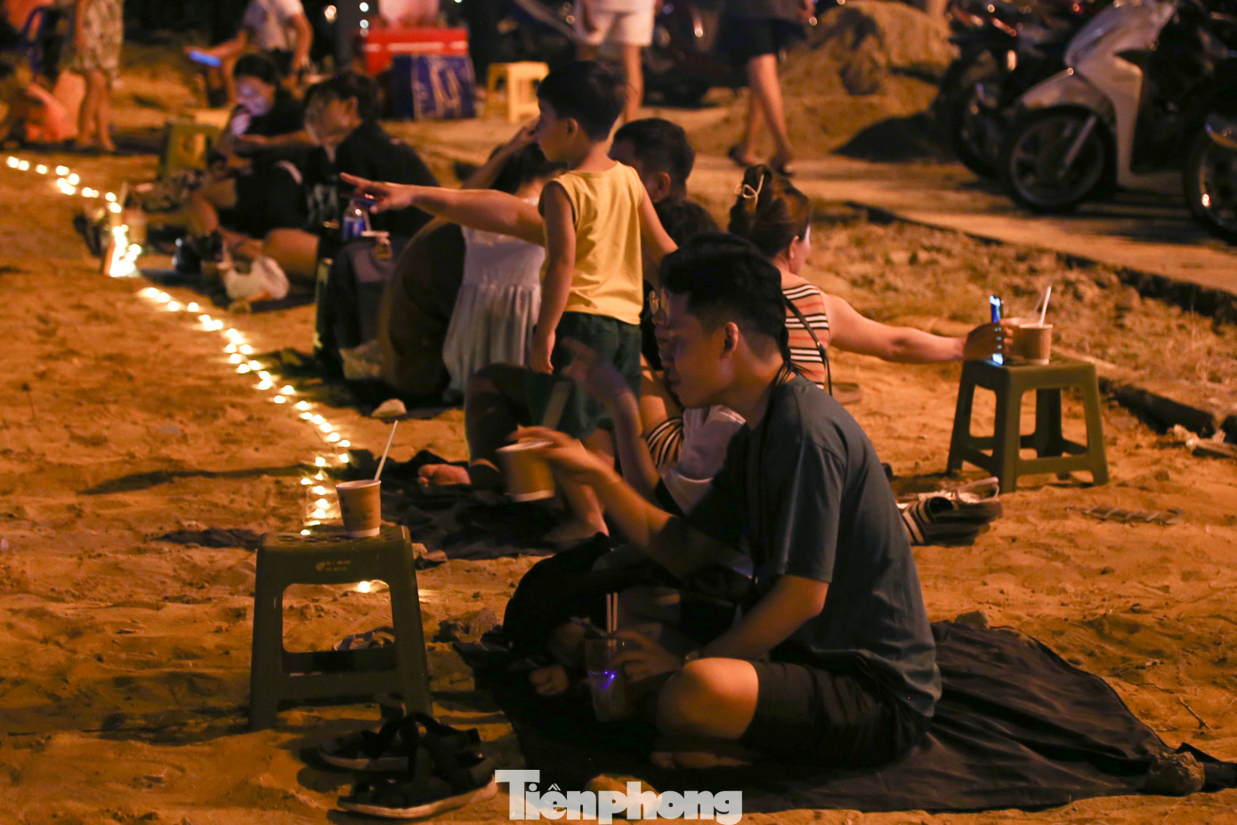 Nhiều cặp đôi, các gia đình trẻ chọn dịch vụ ngồi bệt, thưởng thức một cốc cà phê hay nước uống để chờ đợi màn trình diễn pháo hoa. Cùng bạn bè có mặt từ sớm, cùng ăn uống, trò chuyện, anh Nguyễn Hoàng Long (quận Cẩm Lệ, Đà Nẵng) cho biết đã nghe nói về màn trình diễn này từ lâu nhưng nay mới có dịp sắp xếp đi xem. "Thực sự rất ấn tượng khi pháo hoa trên sông Hàn trở thành một sản phẩm du lịch hằng đêm, người dân và du khách có thể xem bất kỳ ngày nào trong tuần", anh Long chia sẻ. Nhiều cặp đôi, các gia đình trẻ chọn dịch vụ ngồi bệt, thưởng thức một cốc cà phê hay nước uống để chờ đợi màn trình diễn pháo hoa. Cùng bạn bè có mặt từ sớm, cùng ăn uống, trò chuyện, anh Nguyễn Hoàng Long (quận Cẩm Lệ, Đà Nẵng) cho biết đã nghe nói về màn trình diễn này từ lâu nhưng nay mới có dịp sắp xếp đi xem. "Thực sự rất ấn tượng khi pháo hoa trên sông Hàn trở thành một sản phẩm du lịch hằng đêm, người dân và du khách có thể xem bất kỳ ngày nào trong tuần", anh Long chia sẻ.