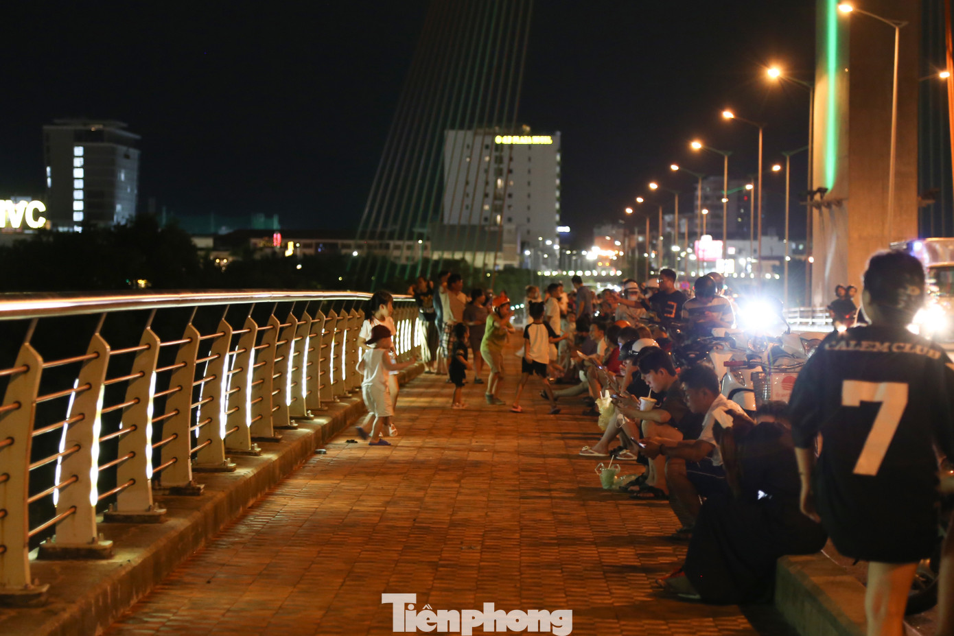 Trên cầu Trần Thị Lý, rất đông các bạn trẻ có mặt từ sớm để "xí" được chỗ đẹp xem pháo hoa. Càng đến giờ trình diễn, dòng người đổ về ngày càng đông. Trên cầu Trần Thị Lý, rất đông các bạn trẻ có mặt từ sớm để "xí" được chỗ đẹp xem pháo hoa. Càng đến giờ trình diễn, dòng người đổ về ngày càng đông.