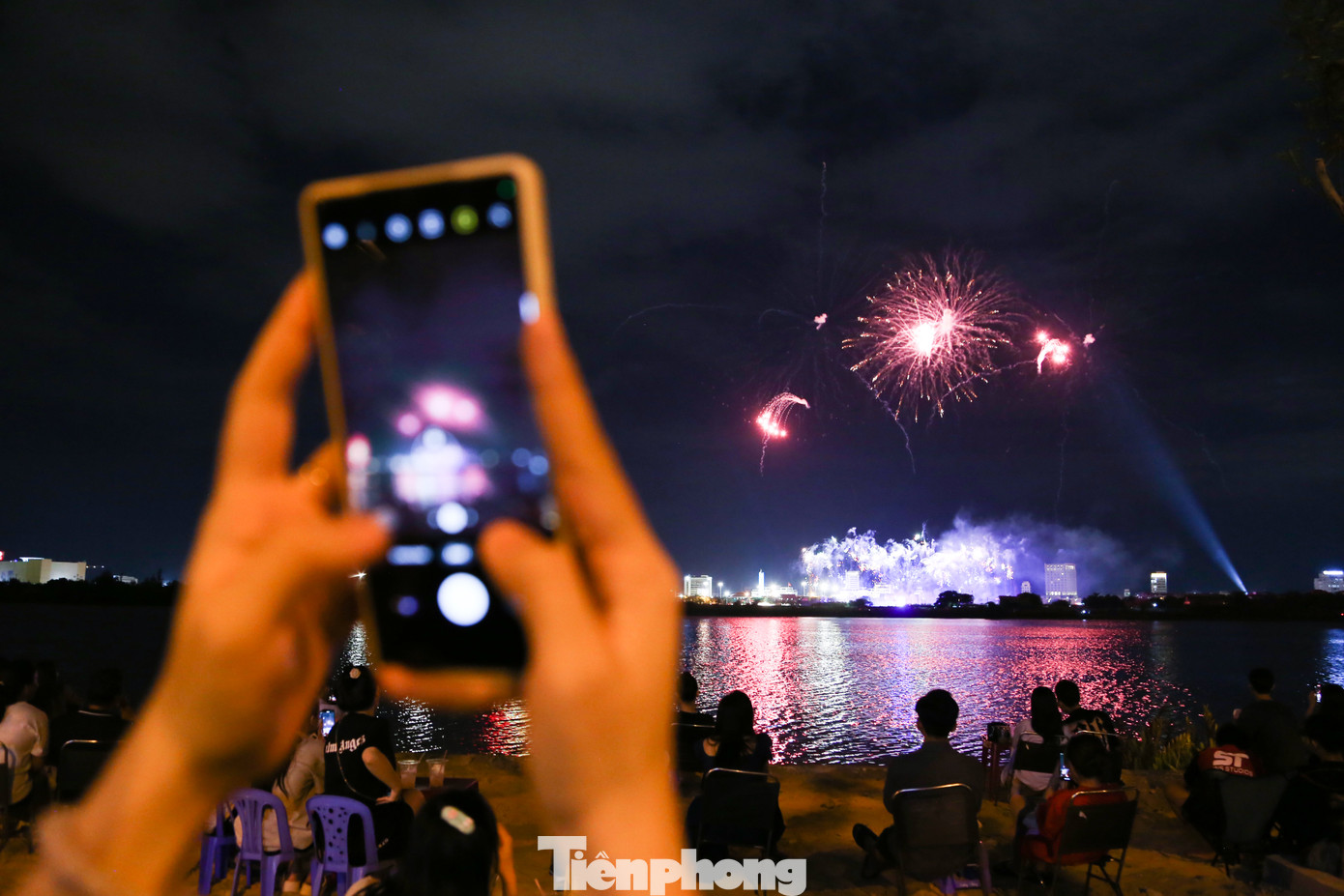 Chị Hoàng Thị Thu Hằng (du khách đến từ Hà Nam) khá bất ngờ khi không đến Đà Nẵng đúng dịp lễ hội pháo hoa mà vẫn được thưởng thức pháo hoa trên sông. "Gia đình tôi, đặc biệt là các cháu nhỏ rất thích thú. Được ngồi bên bờ sông lộng gió, ngắm pháo hoa rực rỡ là trải nghiệm rất đặc biệt và thú vị, chắc chắn đây sẽ là nét độc đáo riêng có, thu hút du khách đến Đà Nẵng", chị Hằng nói. Chị Hoàng Thị Thu Hằng (du khách đến từ Hà Nam) khá bất ngờ khi không đến Đà Nẵng đúng dịp lễ hội pháo hoa mà vẫn được thưởng thức pháo hoa trên sông. "Gia đình tôi, đặc biệt là các cháu nhỏ rất thích thú. Được ngồi bên bờ sông lộng gió, ngắm pháo hoa rực rỡ là trải nghiệm rất đặc biệt và thú vị, chắc chắn đây sẽ là nét độc đáo riêng có, thu hút du khách đến Đà Nẵng", chị Hằng nói.