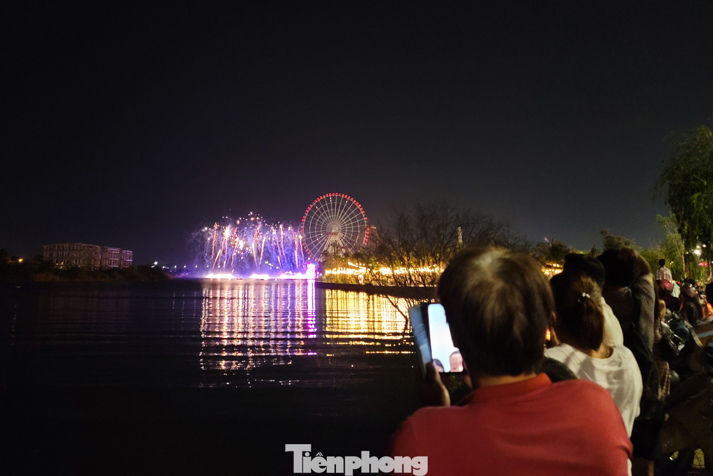 Chương trình trình diễn nghệ thuật kết hợp pháo hoa hàng đêm trên sông Hàn là sản phẩm du lịch mới. Tuy nhiên, người dân và du khách hoàn toàn có thể thưởng thức miễn phí màn pháo hoa mãn nhãn khi đứng dọc bờ sông. Chương trình trình diễn nghệ thuật kết hợp pháo hoa hàng đêm trên sông Hàn là sản phẩm du lịch mới. Tuy nhiên, người dân và du khách hoàn toàn có thể thưởng thức miễn phí màn pháo hoa mãn nhãn khi đứng dọc bờ sông.