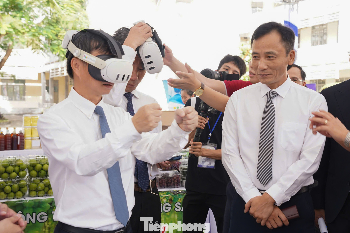 Thứ trưởng Bộ KH&amp;CN Hoàng Minh trải nghiệm ứng dụng thực tế ảo vR306 tại Ngày hội SURF 2024