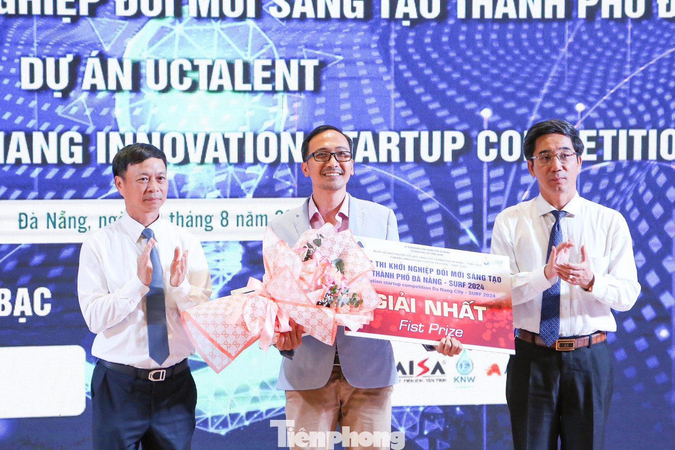 Nền tảng UC Talent giành giải Nhất Cuộc thi Khởi nghiệp Đổi mới sáng tạo SURF 2024. Ảnh: Giang Thanh Nền tảng UC Talent giành giải Nhất Cuộc thi Khởi nghiệp Đổi mới sáng tạo SURF 2024. Ảnh: Giang Thanh
