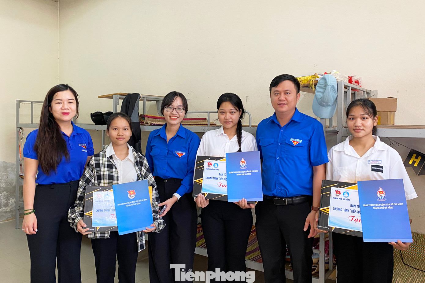 Thành Đoàn - Hội Sinh viên TP Đà Nẵng tặng quà hỗ trợ cho các thí sinh Cơ Tu Thành Đoàn - Hội Sinh viên TP Đà Nẵng tặng quà hỗ trợ cho các thí sinh Cơ Tu