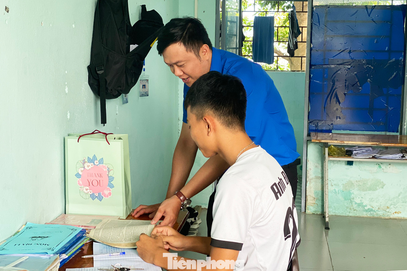 Bên cạnh đó, các TNV còn chia sẻ cho các sĩ tử Cơ Tu những kinh nghiệm để bình tĩnh, tự tin khi làm bài thi. Bên cạnh đó, các TNV còn chia sẻ cho các sĩ tử Cơ Tu những kinh nghiệm để bình tĩnh, tự tin khi làm bài thi.