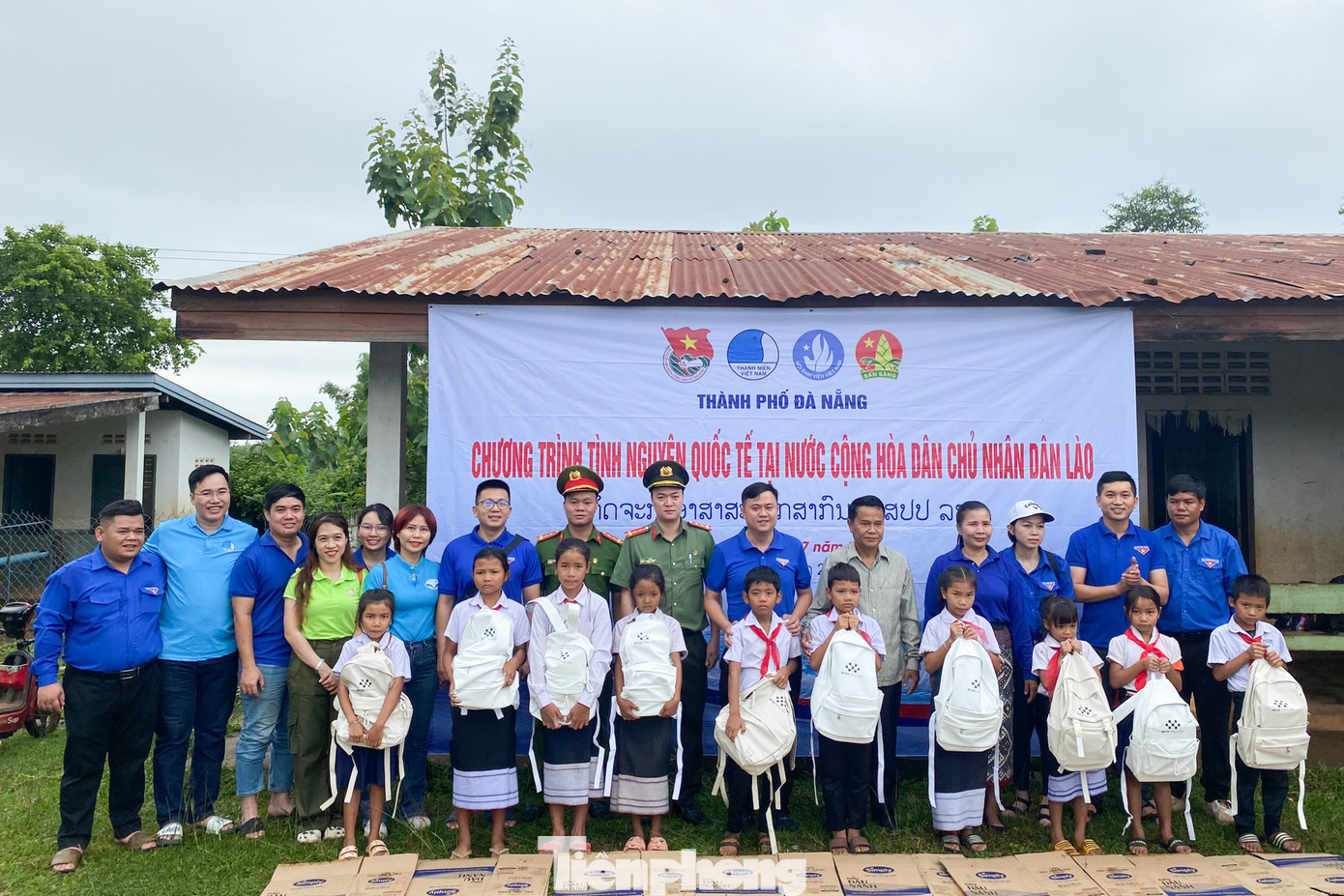 "Việt Nam và Lào là hai quốc gia láng giềng với mối quan hệ hữu nghị truyền thống luôn được giữ gìn, vun đắp và phát triển trong nhiều năm qua. Chung tay tô đẹp thêm mối quan hệ hữu nghị bền chặt đó, tuổi trẻ Đà Nẵng luôn nỗ lực để có nhiều hoạt động tình nguyện đồng hành chất lượng, thiết thực nhằm đem đến những nguồn lực hỗ trợ người dân Lào; góp phần bồi đắp mối quan hệ Việt - Lào hữu nghị, đoàn kết đặc biệt và hợp tác toàn diện", anh Hùng nói. "Việt Nam và Lào là hai quốc gia láng giềng với mối quan hệ hữu nghị truyền thống luôn được giữ gìn, vun đắp và phát triển trong nhiều năm qua. Chung tay tô đẹp thêm mối quan hệ hữu nghị bền chặt đó, tuổi trẻ Đà Nẵng luôn nỗ lực để có nhiều hoạt động tình nguyện đồng hành chất lượng, thiết thực nhằm đem đến những nguồn lực hỗ trợ người dân Lào; góp phần bồi đắp mối quan hệ Việt - Lào hữu nghị, đoàn kết đặc biệt và hợp tác toàn diện", anh Hùng nói.