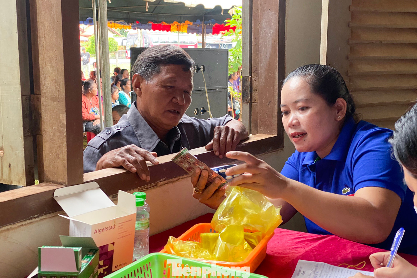 Sau khi khám và phát thuốc, các tình nguyện viên của đoàn hướng dẫn người dân về thời gian, liều lượng thuốc sử dụng mỗi ngày theo đơn thuốc của bác sĩ. Sau khi khám và phát thuốc, các tình nguyện viên của đoàn hướng dẫn người dân về thời gian, liều lượng thuốc sử dụng mỗi ngày theo đơn thuốc của bác sĩ.