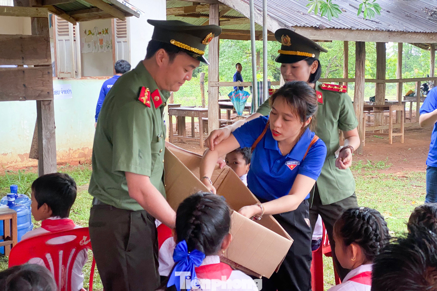 Theo chị Cao Thị Minh Trang (Đoàn Khối Các cơ quan TP Đà Nẵng), những ngày tháng trên nước bạn Lào đối với mỗi thành viên trong đoàn sẽ là những kỷ niệm đáng nhớ nhất. "Cùng với màu áo xanh, tuổi trẻ Đà Nẵng đi đến những nơi xa hơn, khó khăn hơn để giúp đỡ những hoàn cảnh khó khăn, không gì ngăn được nhiệt huyết và tinh thần của tuổi trẻ", chị Trang nói. Theo chị Cao Thị Minh Trang (Đoàn Khối Các cơ quan TP Đà Nẵng), những ngày tháng trên nước bạn Lào đối với mỗi thành viên trong đoàn sẽ là những kỷ niệm đáng nhớ nhất. "Cùng với màu áo xanh, tuổi trẻ Đà Nẵng đi đến những nơi xa hơn, khó khăn hơn để giúp đỡ những hoàn cảnh khó khăn, không gì ngăn được nhiệt huyết và tinh thần của tuổi trẻ", chị Trang nói.