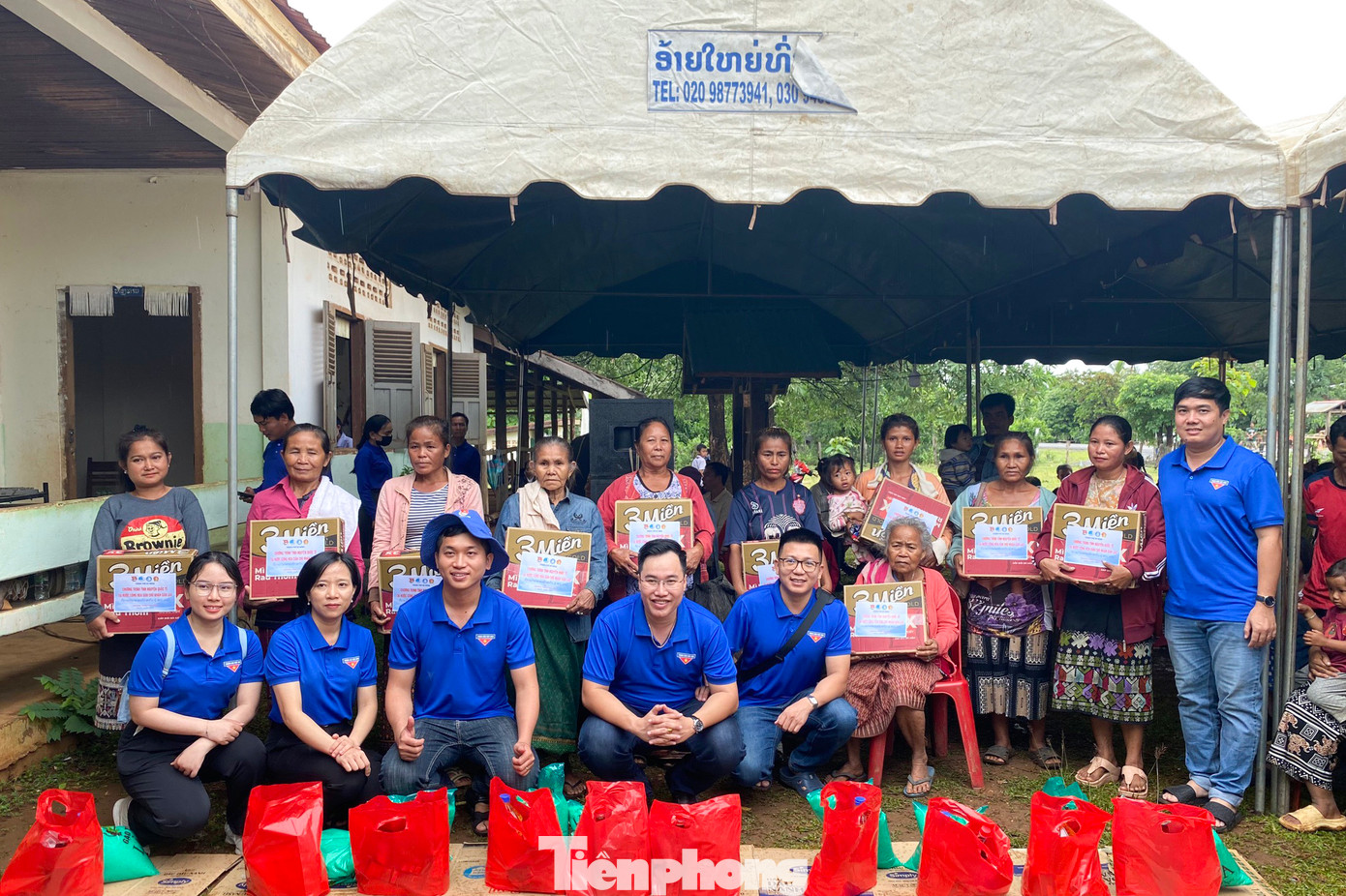 Bên cạnh hoạt động khám bệnh, đoàn tình nguyện còn tổ chức các chương trình trao quà, tặng nhu yếu phẩm cho người dân khó khăn, dụng cụ học tập mới cho học sinh địa phương. Cụ thể, hơn 200 người dân được hỗ trợ gạo, nhu yếu phẩm; 40 học sinh được tặng sách vở, cặp sách... mới. Tổng trị giá của chương trình tình nguyện quốc tế lần này là hơn 300 triệu đồng. Bên cạnh hoạt động khám bệnh, đoàn tình nguyện còn tổ chức các chương trình trao quà, tặng nhu yếu phẩm cho người dân khó khăn, dụng cụ học tập mới cho học sinh địa phương. Cụ thể, hơn 200 người dân được hỗ trợ gạo, nhu yếu phẩm; 40 học sinh được tặng sách vở, cặp sách... mới. Tổng trị giá của chương trình tình nguyện quốc tế lần này là hơn 300 triệu đồng.