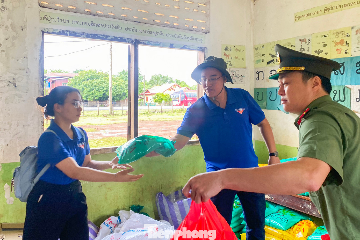 Vừa đặt chân đến tỉnh Salavane (Cộng hòa DCND Lào), 36 tình nguyện viên của Đoàn tình nguyện quốc tế (Thành Đoàn Đà Nẵng) đã bắt tay triển khai các hoạt động hỗ trợ người dân theo kế hoạch đặt ra. Vừa đặt chân đến tỉnh Salavane (Cộng hòa DCND Lào), 36 tình nguyện viên của Đoàn tình nguyện quốc tế (Thành Đoàn Đà Nẵng) đã bắt tay triển khai các hoạt động hỗ trợ người dân theo kế hoạch đặt ra.