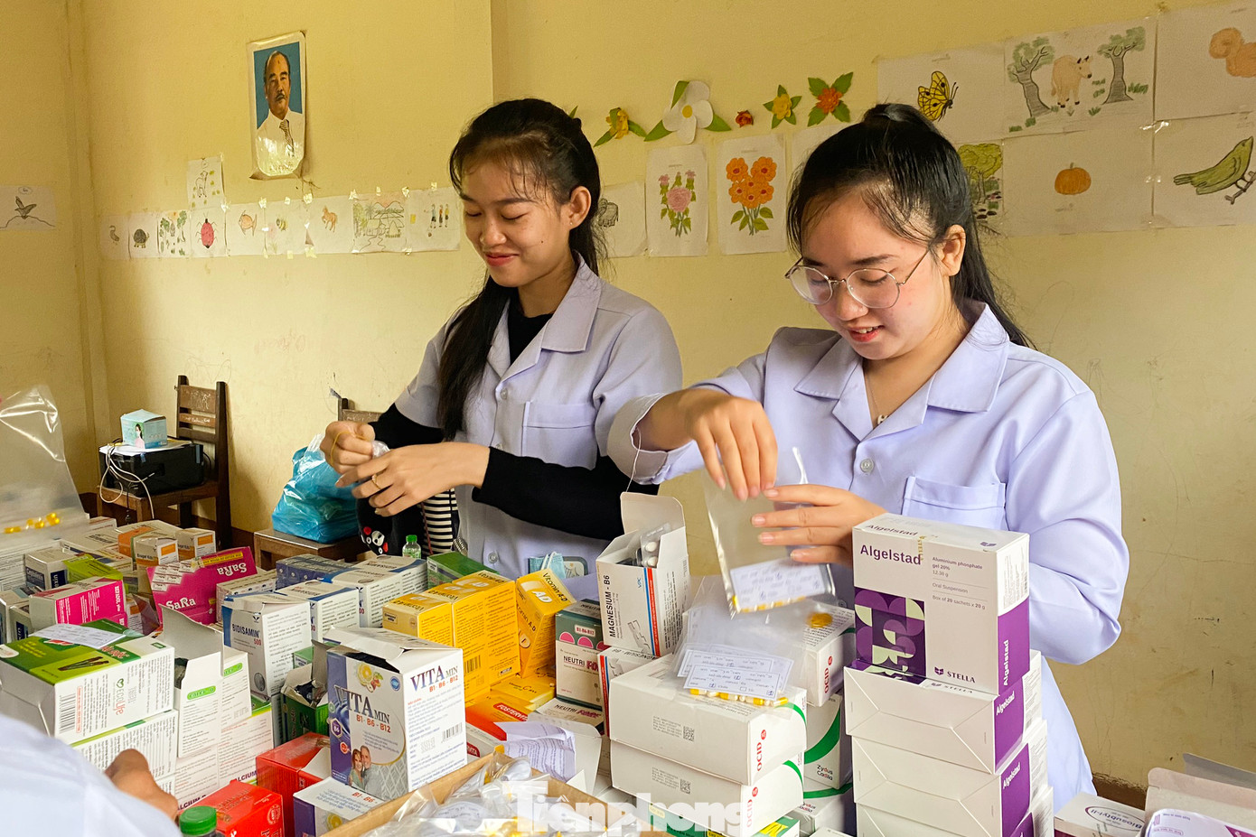 Dự kiến, các bác sĩ áo xanh của đoàn sẽ khám, phát thuốc miễn phí cho khoảng 2.000 người dân ở tỉnh Salavane, chủ yếu là người lớn tuổi và trẻ em. Dự kiến, các bác sĩ áo xanh của đoàn sẽ khám, phát thuốc miễn phí cho khoảng 2.000 người dân ở tỉnh Salavane, chủ yếu là người lớn tuổi và trẻ em.