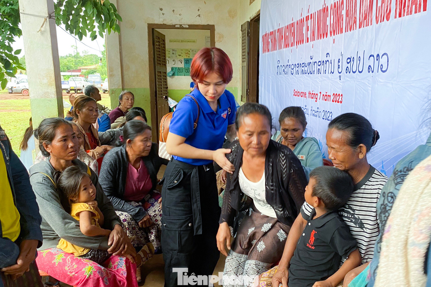 Tại điểm khám bệnh, khi biết thông tin về đoàn tình nguyện Việt Nam đến, người dân có mặt rất đông từ sớm để ngồi chờ đến lượt khám. Tại điểm khám bệnh, khi biết thông tin về đoàn tình nguyện Việt Nam đến, người dân có mặt rất đông từ sớm để ngồi chờ đến lượt khám.