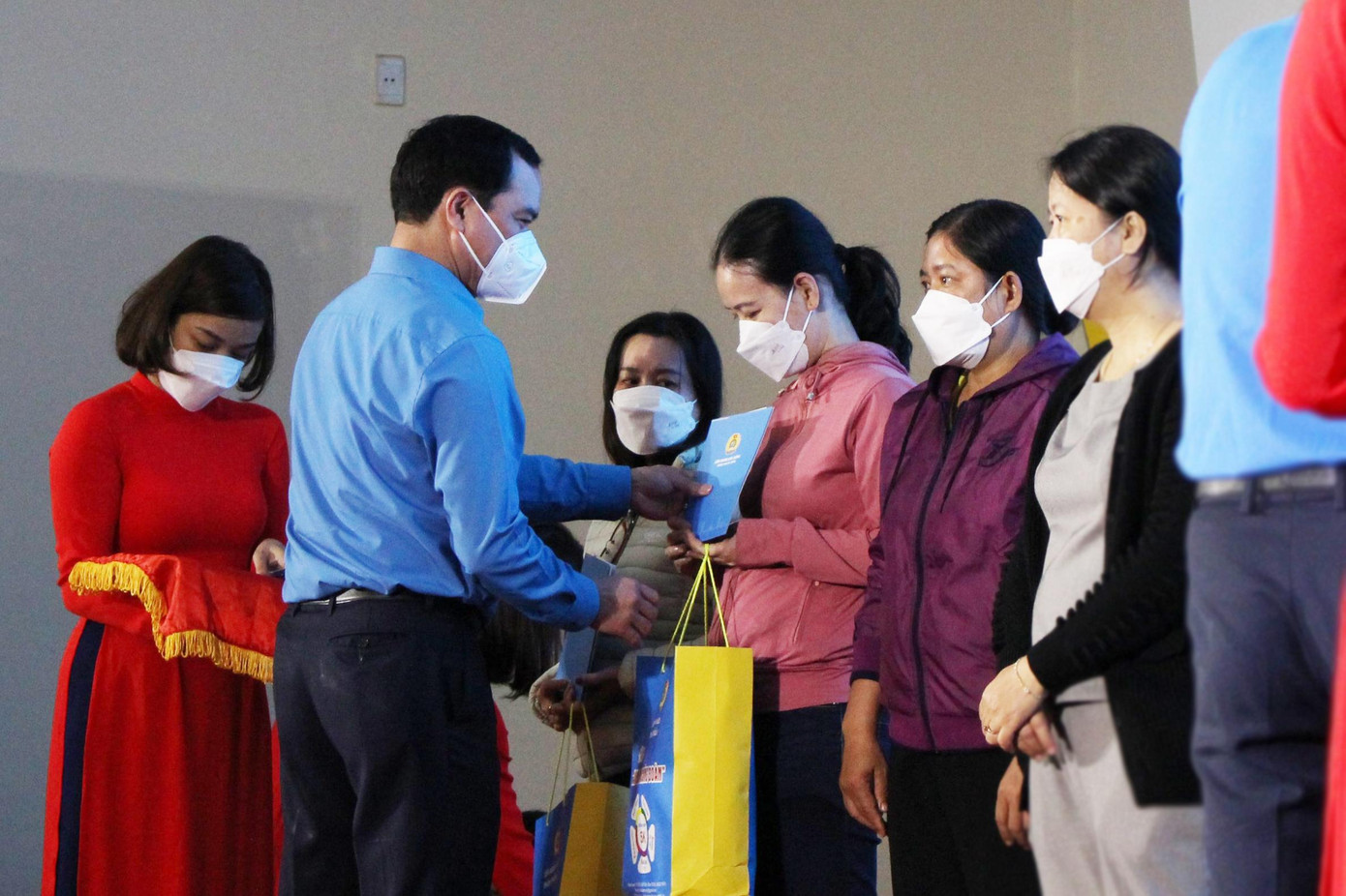 Ông Nguyễn Đình Khang, Chủ tịch Tổng Liên đoàn Lao động Việt Nam, trao quà Tết cho công nhân, người lao động Ông Nguyễn Đình Khang, Chủ tịch Tổng Liên đoàn Lao động Việt Nam, trao quà Tết cho công nhân, người lao động