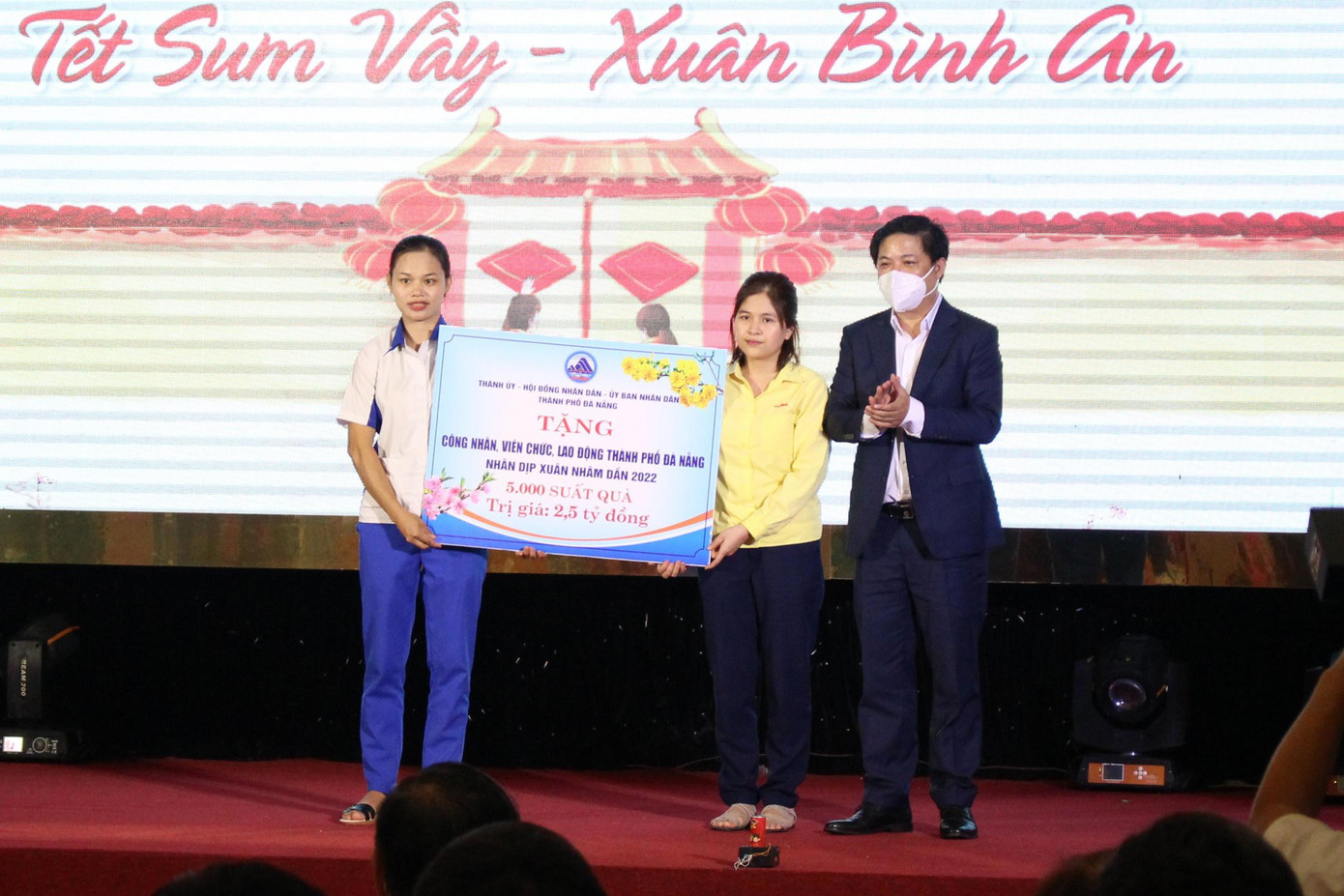 Dịp Tết Nguyên đán Nhâm Dần 2022, Đà Nẵng trao 14,8 ngàn suất quà Tết cho công nhân, người lao động trên địa bàn Dịp Tết Nguyên đán Nhâm Dần 2022, Đà Nẵng trao 14,8 ngàn suất quà Tết cho công nhân, người lao động trên địa bàn