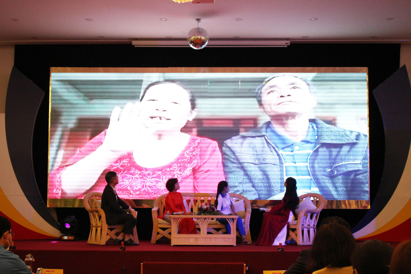 Chị Cao Thị Thu Phương (thứ 2 từ phải sang, công nhân Công ty Mabuchi Motor Đà Nẵng) xúc động khi được trò chuyện với bố mẹ trên sân khấu Chị Cao Thị Thu Phương (thứ 2 từ phải sang, công nhân Công ty Mabuchi Motor Đà Nẵng) xúc động khi được trò chuyện với bố mẹ trên sân khấu