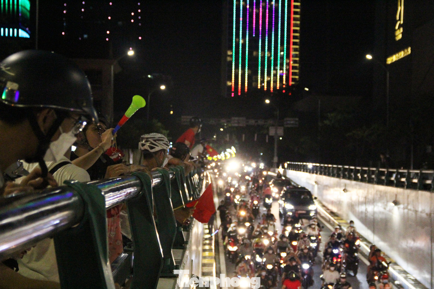 Khu vực hầm chui Trần Phú - Cầu Sông Hàn rộn ràng bởi đoàn diễu hành cùng những tiếng hò reo không ngừng.