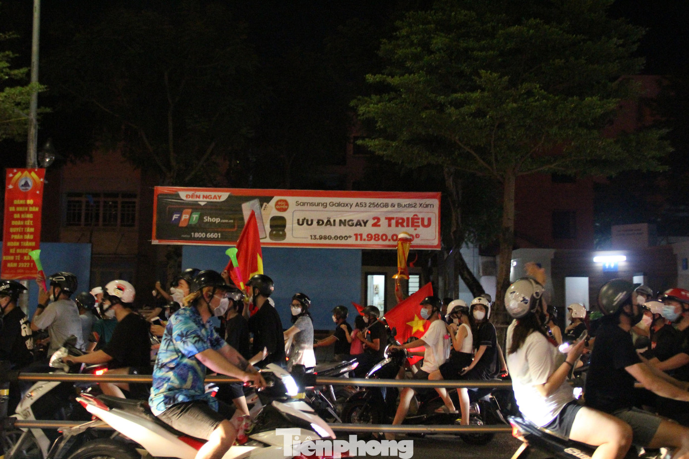 Các tuyến đường chính như Bạch Đằng, Nguyễn Văn Linh, Lê Duẩn, Trần Phú, Võ Văn Kiệt... đông nghịt cổ động viên "đi bão" ăn mừng.