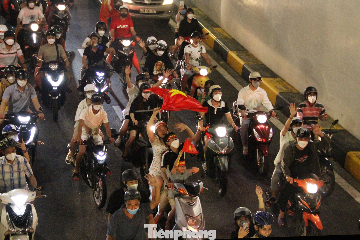 Nhiều gia đình dẫn theo con nhỏ hòa vào dòng người xuống đường ăn mừng.