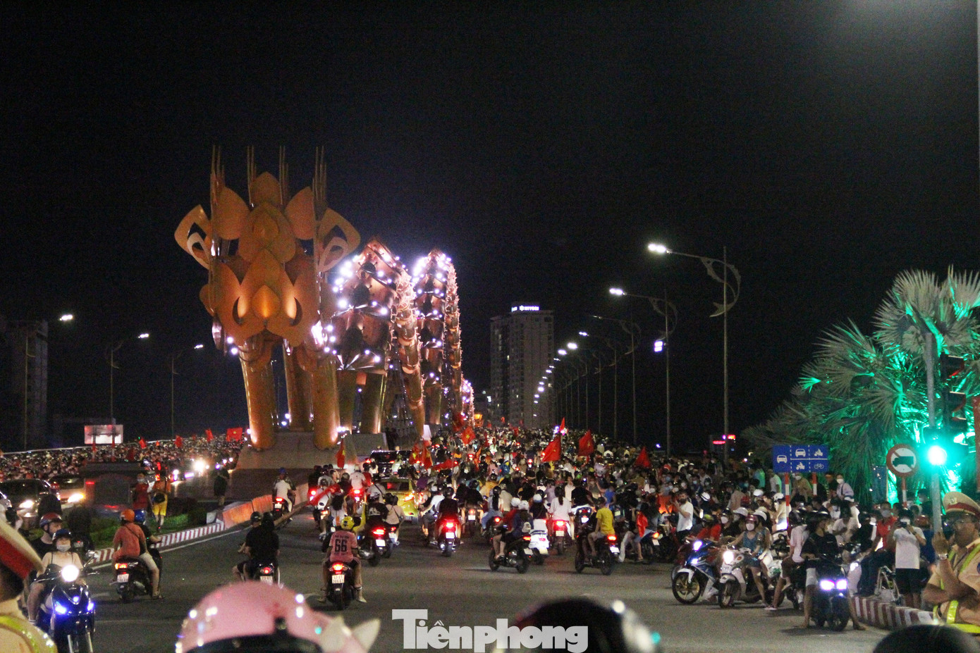 Tối 22/5, hàng nghìn người dân Đà Nẵng chen kín các tuyến đường trung tâm để ăn mừng ngôi vô địch của U23 Việt Nam tại SEA Games 31. Ảnh: Giang Thanh