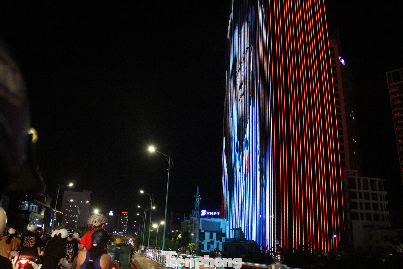 Một tòa cao ốc ở Đà Nẵng liên tục phát những hình ảnh của HLV Park Hang Seo, đội tuyển U23 Việt Nam, cờ Tổ quốc và dòng chữ Việt Nam vô địch. Nhiều người dân nán lại ở đây để chụp hình, livestream...