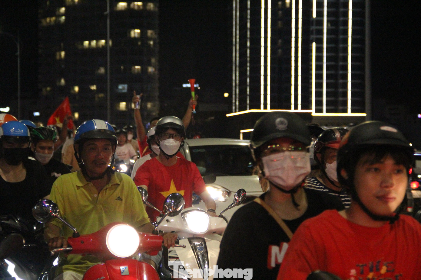 Tiếng kèn vuvuzela, cùng những tiếng cổ vũ, những bài hát mừng chiến thắng khiến thành phố bên sông Hàn trở nên sôi động, rực lửa trong đêm U23 Việt Nam chiến thắng.