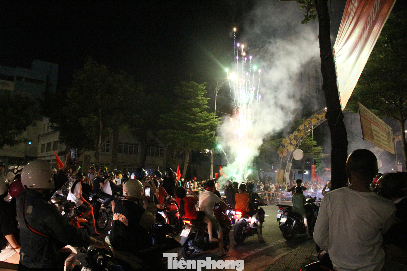 Pháo hoa rực sáng một góc đường Lê Duẩn khiến nhiều người hâm mộ phấn khích.