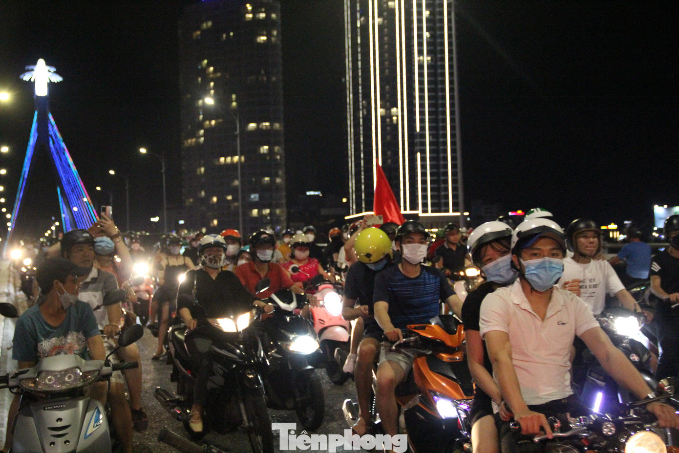 Cầu sông Hàn kẹt cứng.