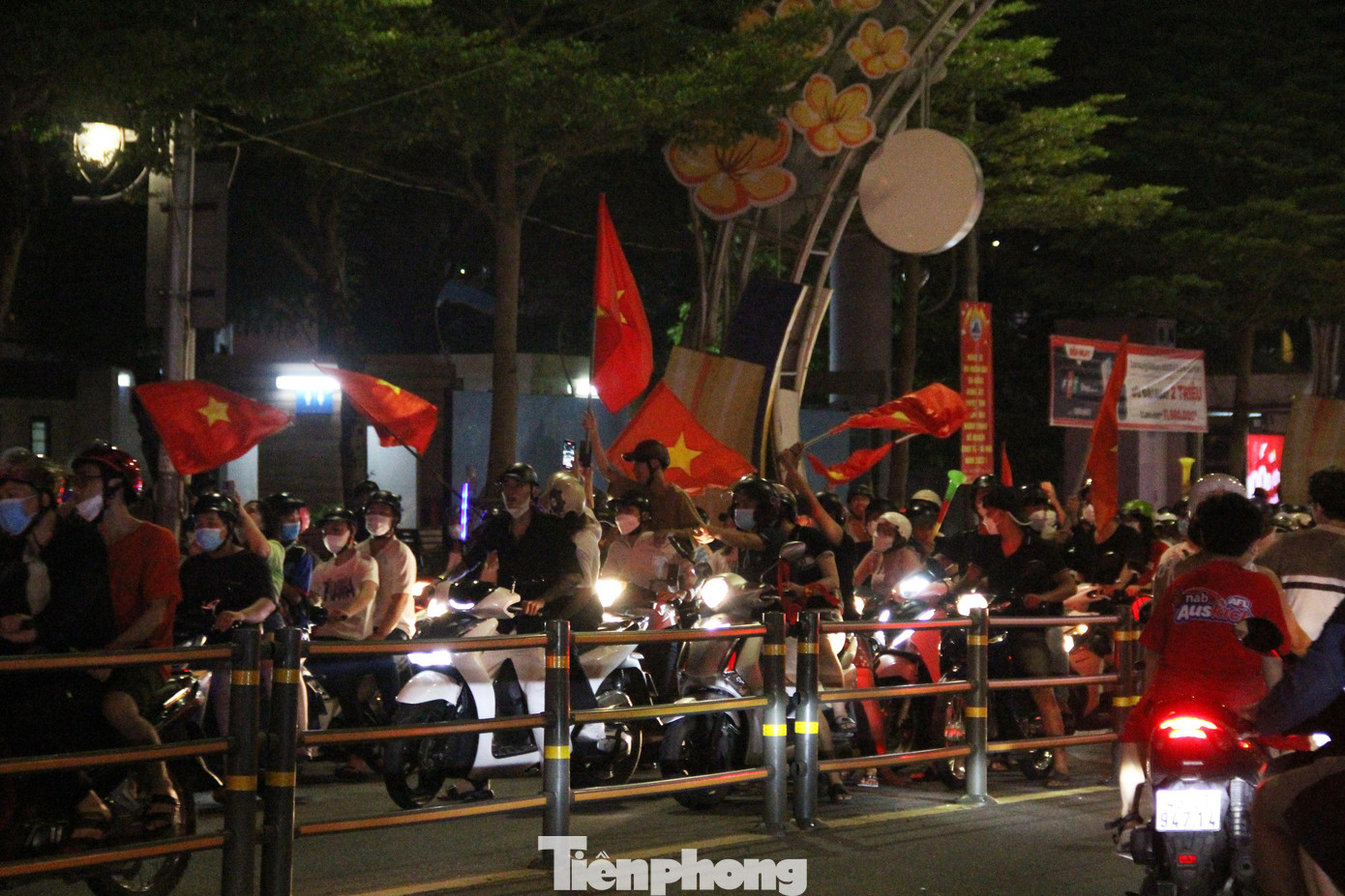 Cùng với cờ, kèn, dòng người diễu hành không ngừng hô vang "Việt Nam Vô địch", "Việt Nam chiến thắng" rộn rã khắp các nẻo đường.