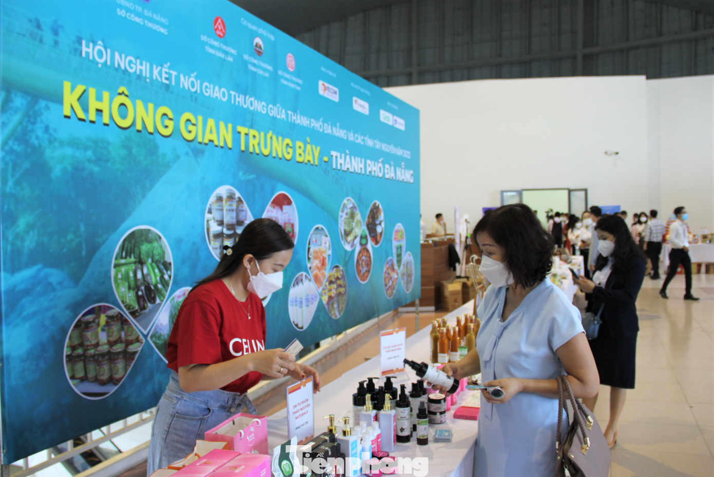 Hơn 100 sản phẩm đặc trưng của Đà Nẵng và các tỉnh miền Trung được giới thiệu tại sự kiện. Ngoài ra, từ nay đến 3/4, các sản phẩm này cũng sẽ được giới thiệu trên trang thông tin trực tuyến