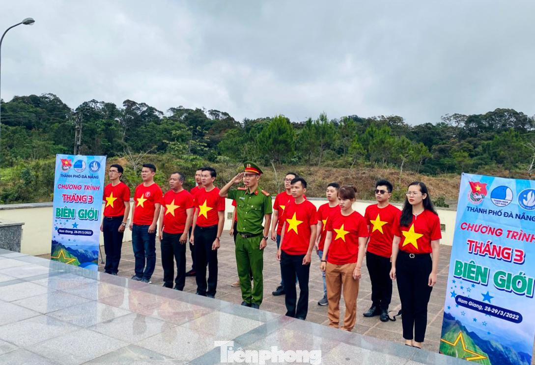 Lễ chào cờ chủ quyền 717 ở cột mốc biên giới giữa Việt Nam - Lào Lễ chào cờ chủ quyền 717 ở cột mốc biên giới giữa Việt Nam - Lào