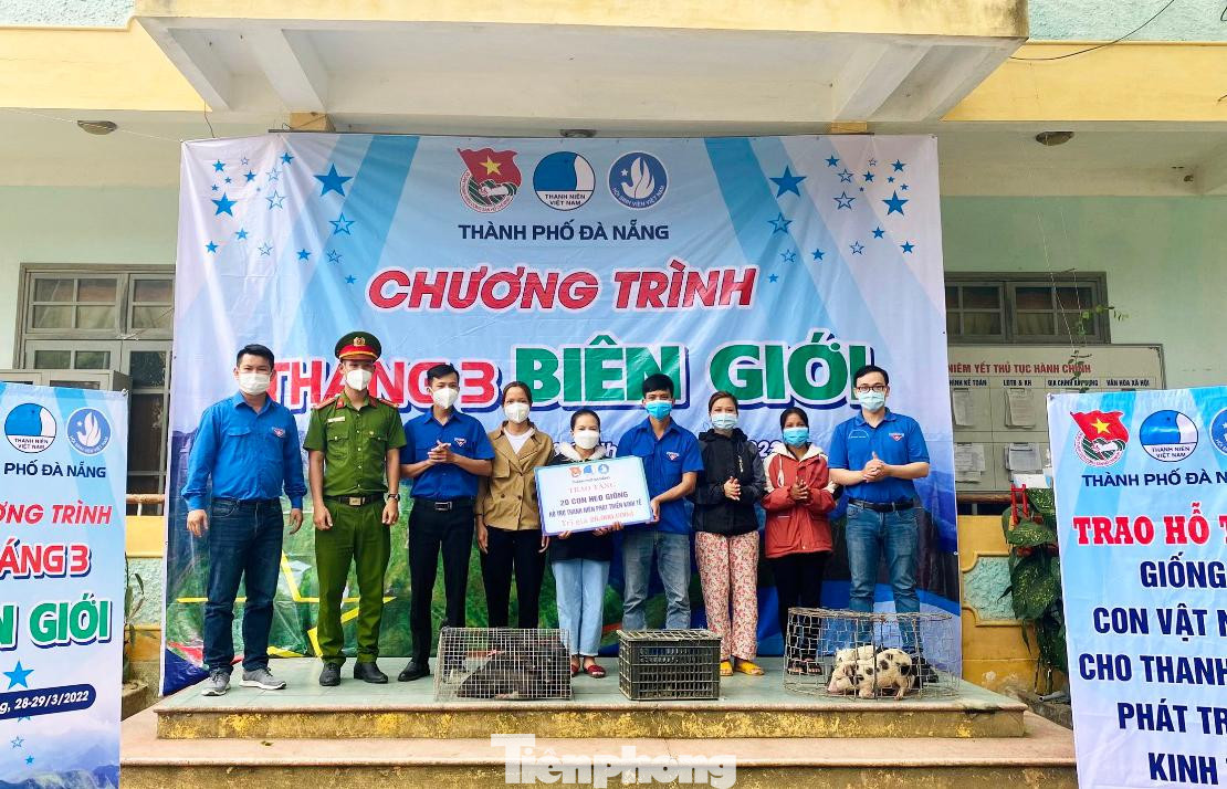 Thành Đoàn Đà Nẵng trao hỗ trợ sinh kế cho thanh niên có hoàn cảnh khó khăn trên địa bàn xã La Dêê Thành Đoàn Đà Nẵng trao hỗ trợ sinh kế cho thanh niên có hoàn cảnh khó khăn trên địa bàn xã La Dêê
