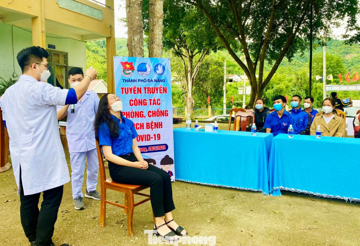 Các đoàn viên thanh niên Đà Nẵng hướng dẫn người dân công tác lấy mẫu, các biện pháp đảm bảo phòng chống dịch COVID-19 Các đoàn viên thanh niên Đà Nẵng hướng dẫn người dân công tác lấy mẫu, các biện pháp đảm bảo phòng chống dịch COVID-19
